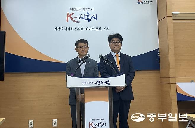 2일 시흥시청 브리핑룸에서 김태우 시흥시 문화체육관광국장(왼쪽)과 정성영 시흥아트센터 관장이 '프리뷰 페스타' 추진 계획을 발표하고 있다. 손용현기자