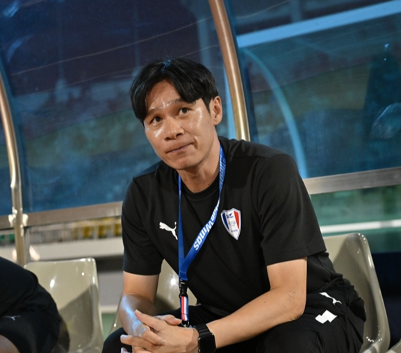 지난 30일 안동시민운동장서 폐막한 2025 전국 고등 축구리그 왕중왕전 겸 제80회 전국 고교축구선수권대회 중 배기종 매탄고 감독이 벤치에서 경기를 지켜보고 있다. 사진=대한축구협회