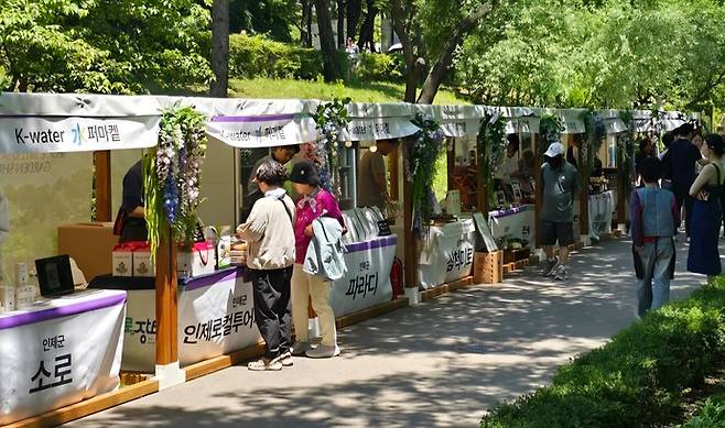 K-water가 지난 6월 서울시 국제정원박람회와 연계해 보라매 공원에서 개최한 '水퍼마켙' 현장 모습. 지역 농가 판로 확대를 위해 마련한 일반 시민 참여형 직거래 장터로 큰 호응을 끌어냈다. 사진=K-water