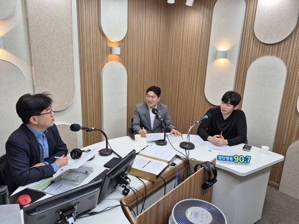 이도형 앵커, 조성환(더불어민주당)시의원, 김용희(국민의힘)시의원. 20250902 [경인방송 DB]