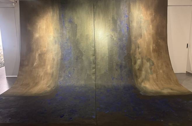 강요배 작 '코발트'. 박찬 기자