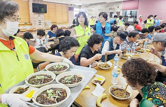 광주북구자원봉사센터는 2일 신안동에서 올해 하반기 ‘사랑의 밥차’ 운영을 시작했다. 사진은 이날 신안교회에서 봉사자들이 손수 만든 짜장면을 먹고 있는 동 주민들./안재영 기자