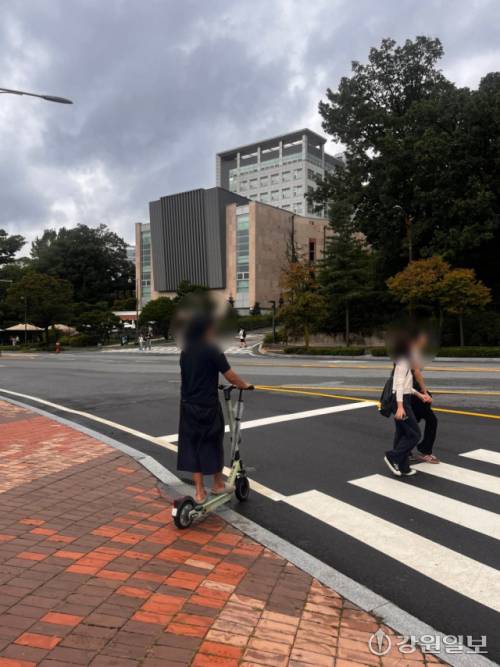◇개강을 맞이한 대학가 곳곳이 곡예운전을 펼치는 전동킥보드 행렬로 몸살을 앓고 있다. 사진=고은 기자