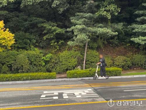 ◇개강을 맞이한 대학가 곳곳이 곡예운전을 펼치는 전동킥보드 행렬로 몸살을 앓고 있다. 사진=고은 기자
