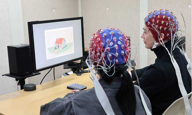 울산대 바이오메디컬헬스학부 우지환 교수 연구팀 학생들이 대화 시 상호 작용에 따른 뇌의 활동을 측정하는 모습. 울산대 제공