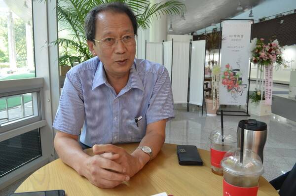 강임기(65·진주시 금산면) 씨가 경남 평생교육 이용권 사업과 관련해 이야기를 하고 있다. /이동욱 기자&nbsp;