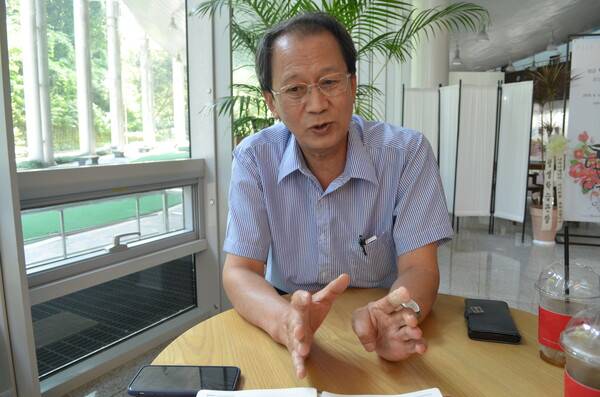 강임기(65·진주시 금산면) 씨가 경남 평생교육 이용권 사업과 관련해 이야기를 하고 있다. /이동욱 기자