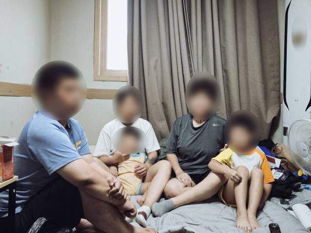 장애가 있는 아들, 딸과 두 손주를 책임지고 있는 류현숙(가명·53) 씨(오른쪽에서 두 번째 회색 옷)와 가족들의 모습. 최근 유방암 진단을 받은 현숙 씨는 피붙이들이 걱정돼 마음 편히 치료도 받을 수 없다. 김지효 기자