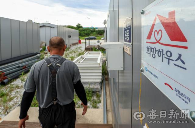 2022년 발생한 울진 산불 피해 지역을 찾은 지난 14일 이재민 임시거주시설에서 육한태(62) 씨가 생활하고 있다. 육 씨는 산불로 당시 억대의 산업잠수 관련 장비가 불에 타 산업잠수사 생업에 복귀를 하지 못하고 있는 실정이다. 안성완 기자 asw0727@imaeil.com