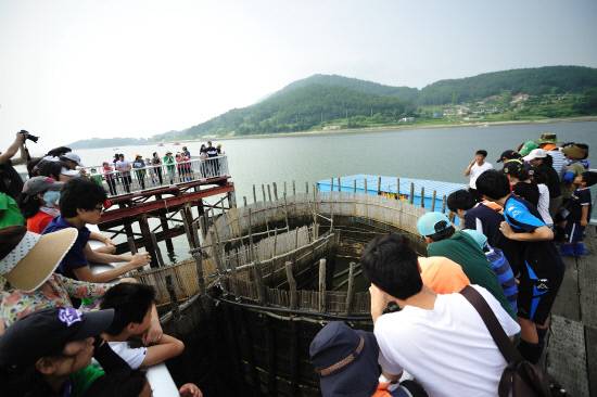남해 죽방렴 체험현장 참가자들이 죽방렴을 관찰하고 있다.