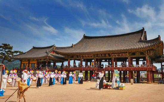 2023년 국보로 승격된 영남루에서는 매주 토요일 오후 3시 밀양시무형유산연합회 주관의 무형유산 상설공연이 열린다. 사진=밀양시