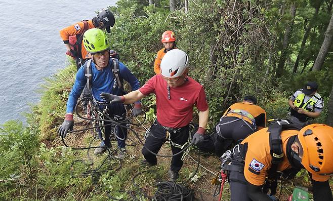 울릉산악구조대와 울릉119, 경찰이 실종자를 찾기 위해 절벽아래로 내려가기 위해 밧줄을 연결하고 있다. /울릉산악구조대 제공