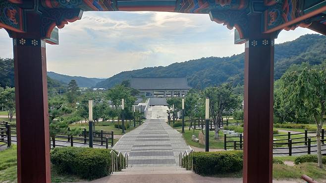 봉화 정자문화생활관의 평화로운 풍경.