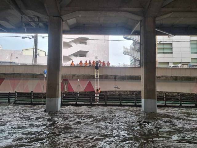 부산 도시철도 1호선 구서역 하부 온천천에 고립됐던 시민 2명을 사다리로 구조하는 장면. 부산소방재난본부 제공