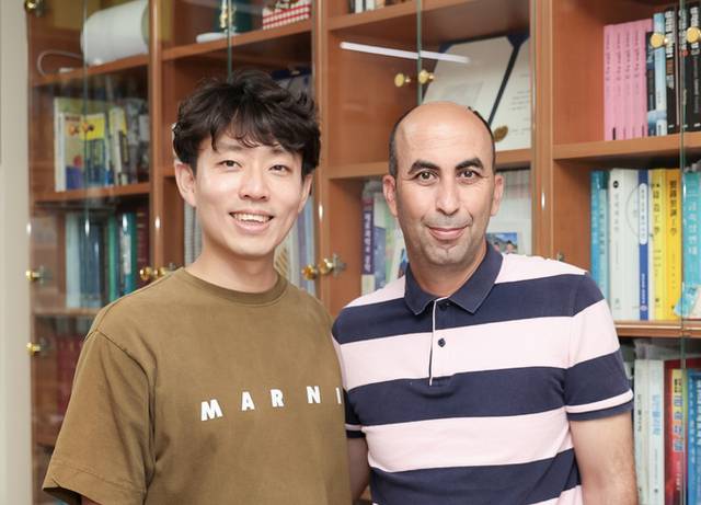 ▲ 왼쪽부터 신소재공학부 박노근 교수, 와일 알조비 교수.