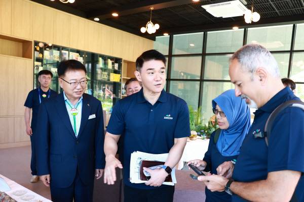 손병복 군수(사진 왼쪽)가 세계유네스코 관계자들과 만나 지질공원센터를 홍보하고 있다.울진군