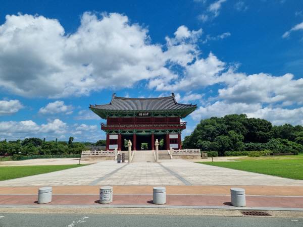 '동남산 가는 길' 출발지인 월정교 모습