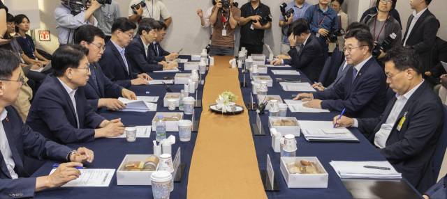 윤호중 행정안전부 장관이 2일 국회에서 열린 국회 행정안전위원회와 가진 당정에서 신정훈 위원장을 비롯한 의원들에게 인사말을 하고 있다. 연합뉴스
