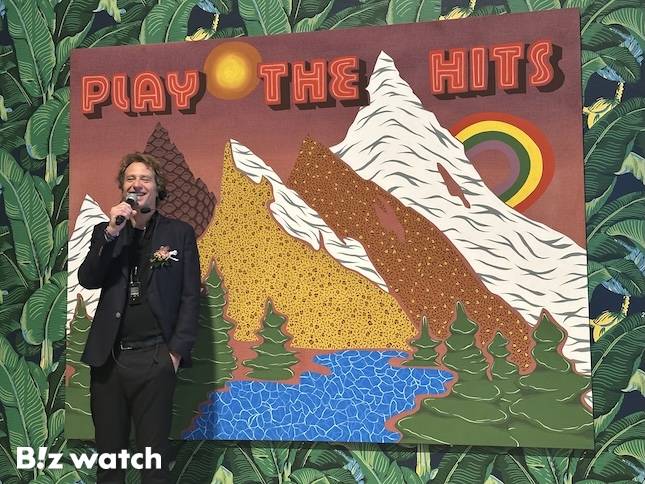 조엘 메슬러가 1일 파라다이스시티의 예술전시공간 ‘파라다이스 아트 스페이스’에서 자신의 작품에 대해 설명하고 있다. / 사진=정혜인 기자 hij@