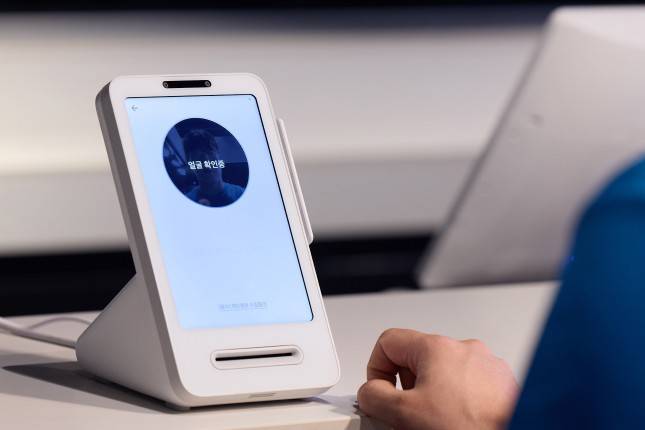 토스 페이스페이 서비스를 이용하는 모습./사진=토스