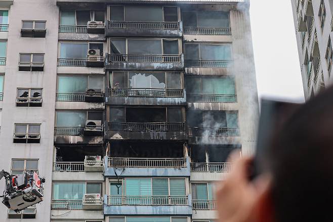 지난달 17일 서울 마포구 창전동 한 아파트에서 화재가 발생해 소방대원들이 잔불을 정리하고 있다. (사진=뉴시스)
