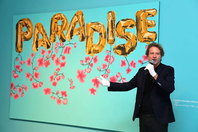 미국 팝아트 작가 조엘 메슬러가 1일 인천 중구 파라다이스시티 아트스페이스에서 열린 국내 첫 개인전 파라다이스 파운드(Paradise Found) 사전 공개 행사에서 작품 ‘파라다이스 위드 블로섬스(Paradise with Blossoms)’를 소개하고 있다. (사진=연합뉴스)