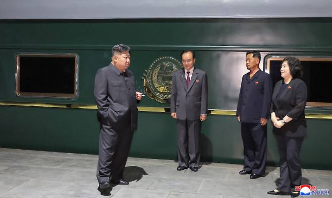 조선중앙통신이 2일 공개한 사진 속 김정은(왼쪽 첫번째) 북한 국무위원장이 전용열차 앞에서 수행원들과 이야기하고 있다. (사진=조선중앙통신)