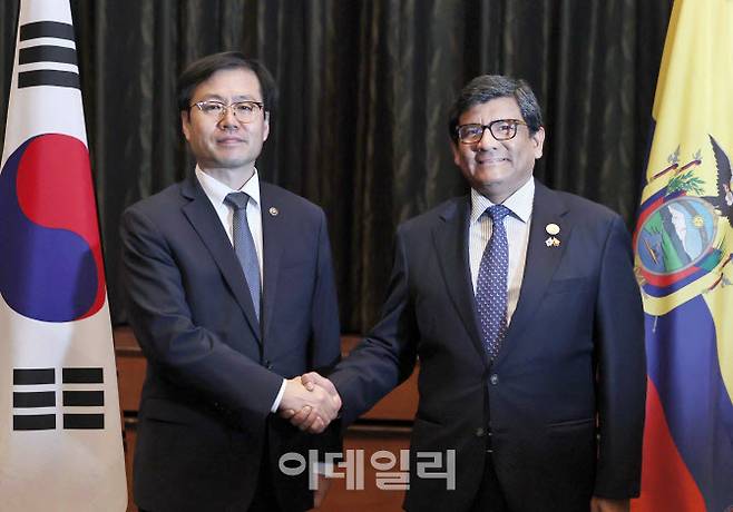 여한구 산업통상자원부 통상교섭본부장(왼쪽)과 루이스 알베르토 하라미요(Luis Alberto Jaramillo) 에콰도르 생산통상투자수산부 장관이 서울 소공동 롯데호텔에서 열린 한-에콰도르 전략적경제협력협정(SECA) 협정문 정식서명식에서 악수를 하고 있다. (사진=산업부)