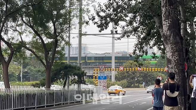 2일 오후 중국 베이징에서 김정은 북한 국무위원장이 탄 것으로 추정되는 열차가 베이징역으로 진입하고 있다. (사진=이데일리 이명철 특파원)