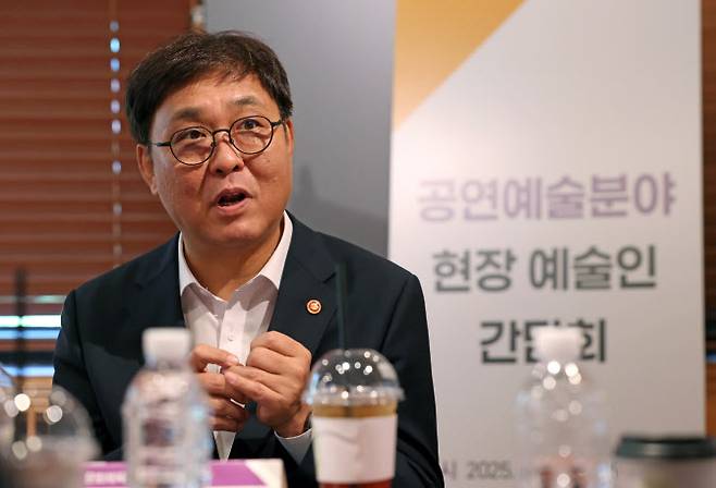 최휘영 문화체육관광부 장관이 2일 서울 종로구 예술가의 집에서 공연예술 분야 현장예술인을 만나 간담회를 갖고 공연예술계 현장 의견을 수렴하고 있다. (사진=문체부 제공).