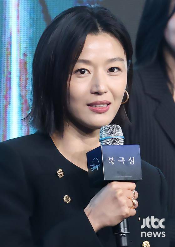 2일 오전 서울 포시즌스 호텔에서 디즈니+ 오리지널 시리즈 '북극성' 제작발표회가 열렸다. 허명행, 김희원 감독, 배우 강동원, 전지현, 이미숙, 박해준, 유재명, 오정세, 이상희, 주종혁, 김해숙이 참석했다. 박세완 엔터뉴스팀 기자 park.sewan@jtbc.co.kr