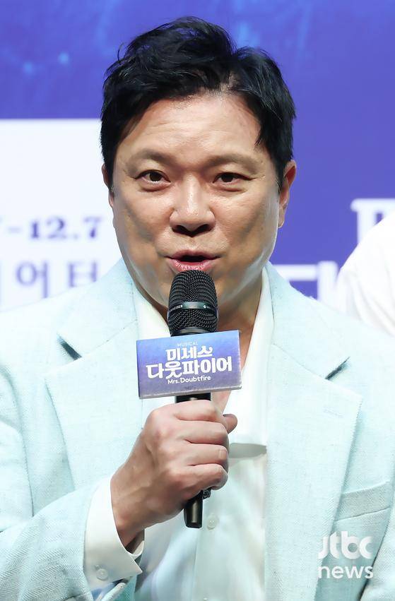 2일 오후 서울 이화여자대학교 삼성홀에서 뮤지컬 '미세스 다웃파이어' 제작발표회가 열렸다. 배우 황정민, 정성화, 정상훈, 박혜나, 린아, 이지훈, 김다현, 김태희, 설가은이 참석했다.박세완 엔터뉴스팀 기자 park.sewan@jtbc.co.kr