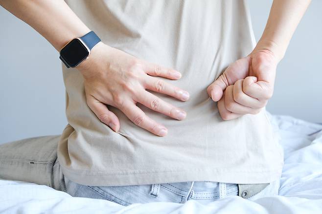 허리 통증이 가벼울 때는 쉬는 것보다는 운동을 하면 완화에 도움이 된다. 하루 30분 정도 걷기는 가장 좋은 운동 중 하나로 꼽힌다. [사진=게티이미지뱅크]