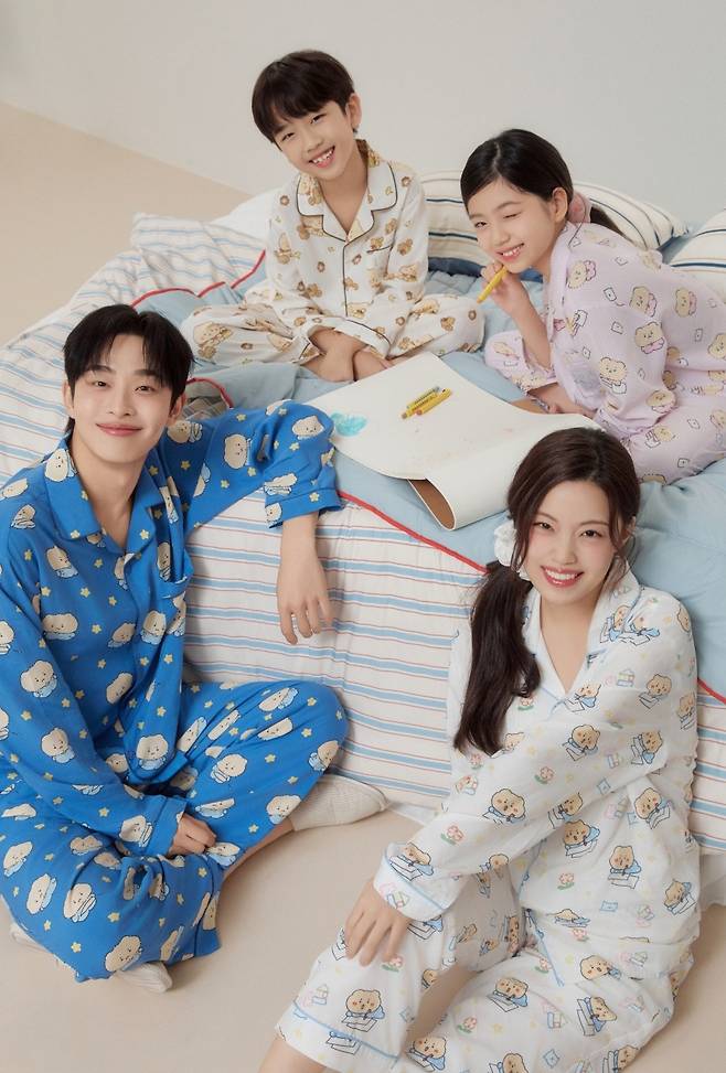 이랜드 스파오 25년 가을 파자마 화보.(이랜드 제공)