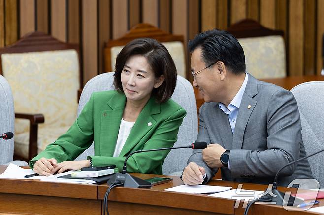 2일 서울 여의도 국회에서 열린 국민의힘 원내대책회의에서 나경원 의원과 유상범 의원이 대화하고 있다. 2025.9.2/뉴스1 ⓒ News1 이승배 기자