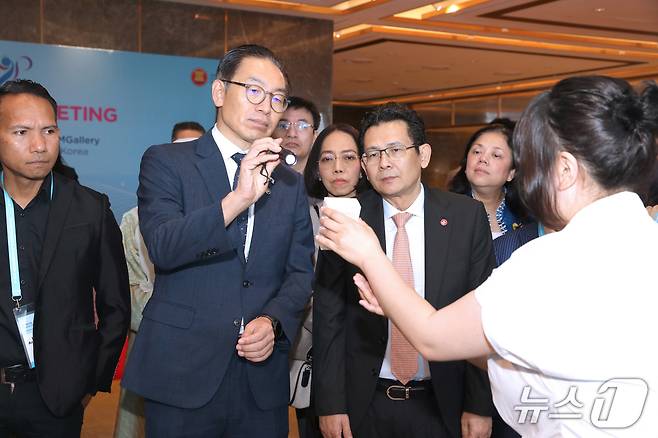 김완기 특허청장(앞줄 왼쪽에서 두 번째)과 수온 비찌어(Suon Vichea) 아세안 지식재산 협의회 의장(앞줄 왼쪽에서 세 번째)이 위조상품 방지 솔루션이 적용된 제품을 시연하고 있다. (특허청 제공. 재판매 및 DB금지)2025.9.2/뉴스1