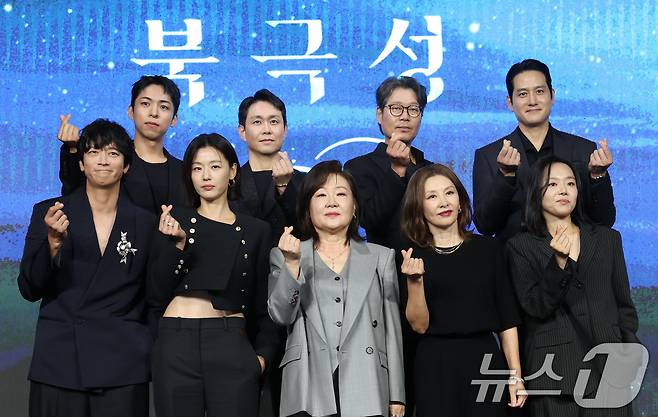 배우 주종혁(왼쪽 위부터 시계방향)과 오정세, 유재명, 박해준, 이상희, 이미숙, 김해숙, 전지현, 강동원이 2일 오전 서울 종로구 포시즌스 호텔에서 열린 디즈니 플러스 오리지널 시리즈 '북극성' 제작발표회에 참석해 포즈를 취하고 있다. '북극성'은 유엔대사로서 국제적 명성을 쌓아온 문주(전지현 분)가 대통령 후보 피격 사건의 배후를 쫓는 가운데, 그녀를 지켜야만 하는 국적 불명의 특수요원 산호(강동원 분)와 함께 한반도를 위협하는 거대한 진실을 마주하는 이야기를 그린 드라마다. 2025.9.2/뉴스1 ⓒ News1 권현진 기자