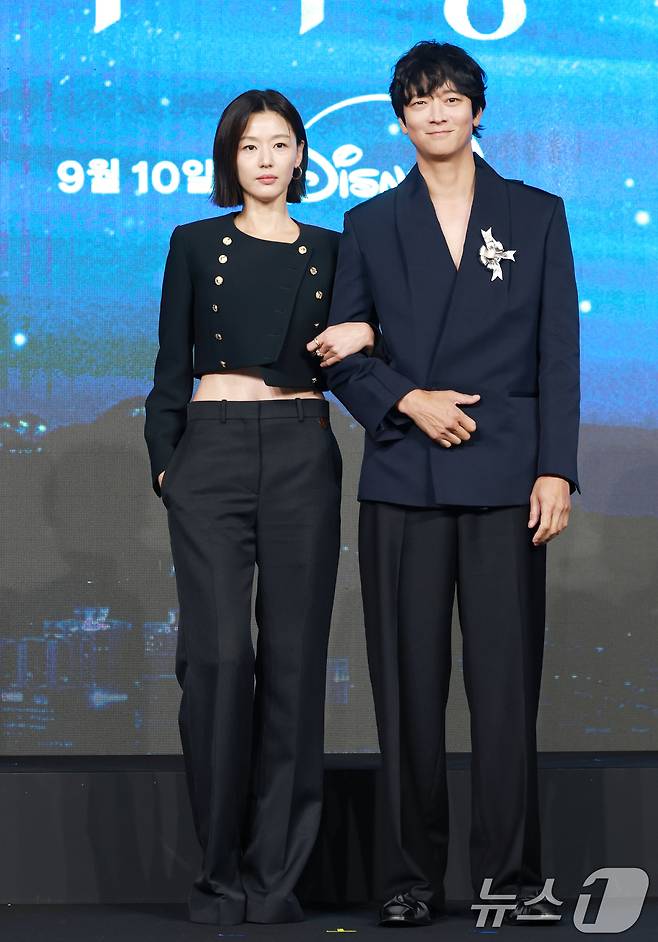 배우 전지현과 강동원(오른쪽)이 2일 오전 서울 종로구 포시즌스 호텔에서 열린 디즈니 플러스 오리지널 시리즈 '북극성' 제작발표회에 참석해 포즈를 취하고 있다. '북극성'은 유엔대사로서 국제적 명성을 쌓아온 문주(전지현 분)가 대통령 후보 피격 사건의 배후를 쫓는 가운데, 그녀를 지켜야만 하는 국적 불명의 특수요원 산호(강동원 분)와 함께 한반도를 위협하는 거대한 진실을 마주하는 이야기를 그린 드라마다. 2025.9.2/뉴스1 ⓒ News1 권현진 기자