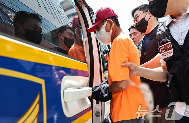 동거하던 50대 여성을 살해한 혐의를 받는 중국 국적 60대 남성 김 모 씨가 2일 서울남부지방법원에서 열리는 구속 전 피의자심문(영장실질심사)을 받기 위해 서울금천경찰서를 나서고 있다. 2025.8.2/뉴스1 ⓒ News1 김도우 기자