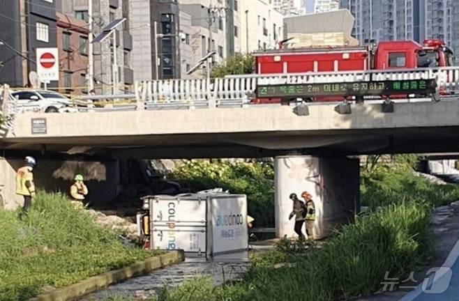 2일 오전 서울 성북구 보문2교 인근에서 택시와 충돌한 택배 배송 트럭이 다리 아래로 추락하는 사고가 발생했다. (독자 제공. 재판매 및 DB 금지) 2025.9.2/뉴스1