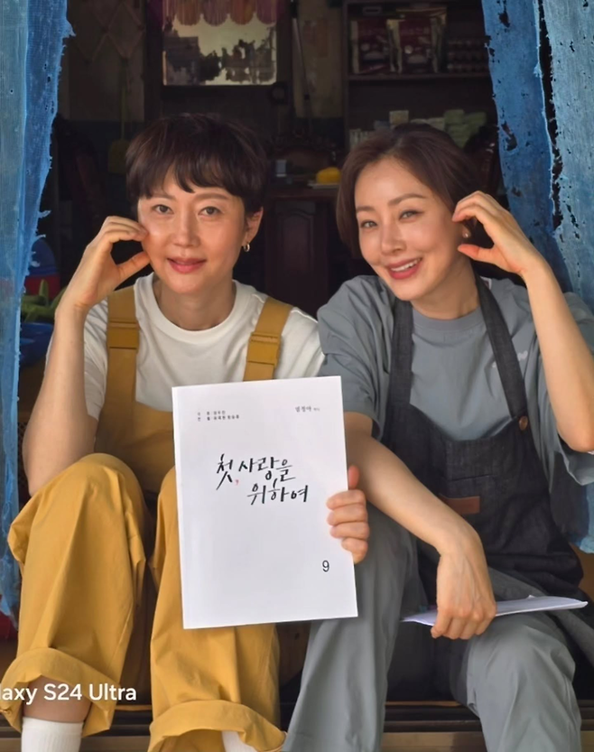 염정아(왼쪽)와 오나라. 사진 | 오나라 SNS