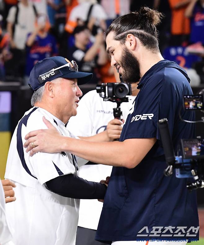12일 대전 한화생명 볼파크에서 열린 한화 이글스와 롯데 자이언츠의 경기. 프로통산 1000승을 달성한 김경문 감독이 폰세와 하이파이브를 나누고 있다. 대전=송정헌 기자songs@sportschosun.com/2025.08.12/