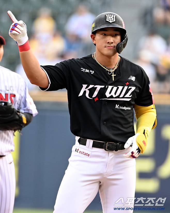 29일 잠실야구장에서 열린 KT와 LG의 경기, 1회초 KT 안현민이 안타를 치고 기뻐하고 있다. 잠실=허상욱 기자wook@sportschosun.com/2025.07.29/