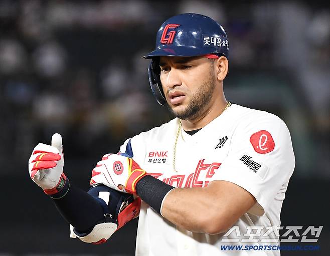 27일 부산 사직구장에서 열린 KT-롯데전. 3회말 2사. 안타로 출루한 레이예스. 부산=정재근 기자 cjg@sportschosun.com/2025.8.27/