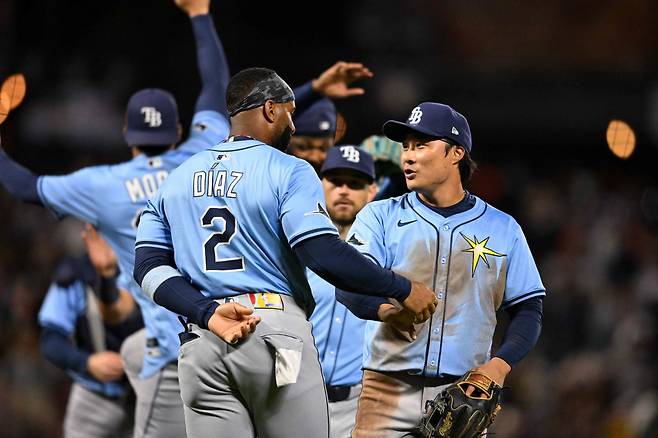 SAN FRANCISCO, CALIFORNIA - AUGUST 16: Yandy Diaz #2 and Ha-Seong Kim #7 of the Tampa Bay Rays celebrate after their win against the San Francisco Giants at Oracle Park on August 16, 2025 in San Francisco, California.   Brandon Vallance/Getty Images/AFP (Photo by Brandon Vallance / GETTY IMAGES NORTH AMERICA / Getty Images via AFP)







<저작권자(c) 연합뉴스, 무단 전재-재배포, AI 학습 및 활용 금지>