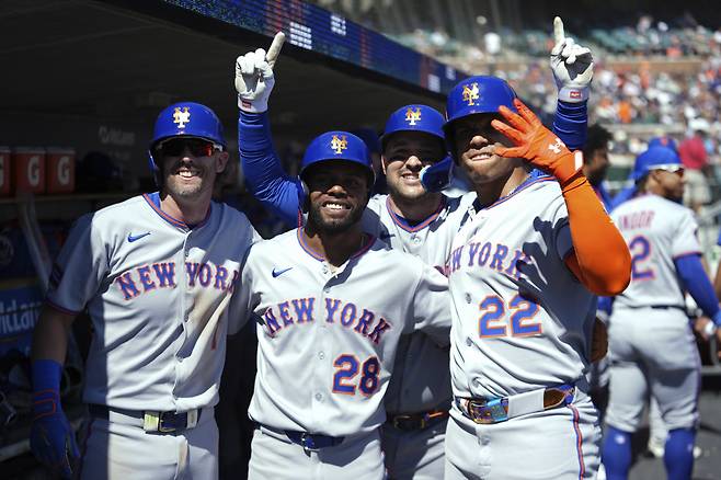 4회 만루홈런을 치고 더그아웃으로 들어온 후안 소토가 동료들과 포즈를 취하고 있다. AP연합뉴스