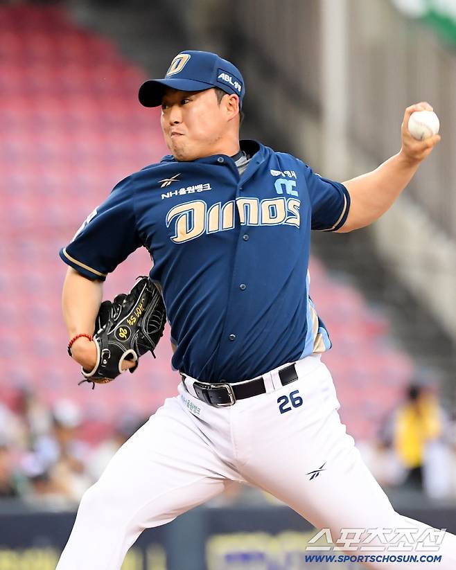 18일 잠실구장에서 열린 LG 트윈스와 NC 다이노스의 경기. NC 최성영이 역투하고 있다. 잠실=박재만 기자 pjm@sportschosun.com/2025.06.18/