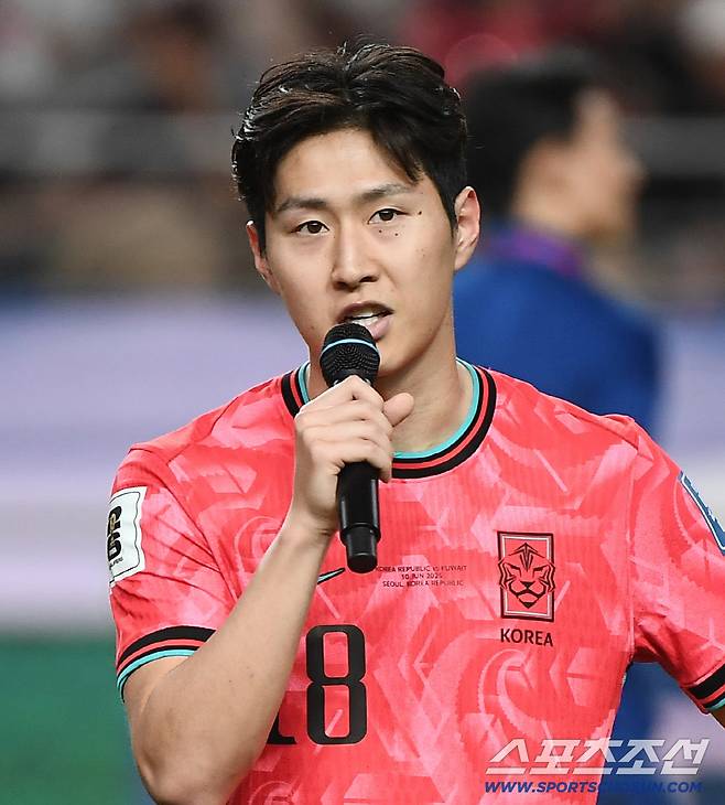 10일 서울월드컵경기장에서 열린 대한민국과 쿠웨이트의 2026년 북중미월드컵 아시아 3차예선 B조 최종전. 대한민국이 4대0 승리를 거둔 후 열린 월드컵 진출 축하행사에서 이강인이 감사 인사를 전하고 있다. 상암=정재근 기자 cjg@sportschosun.com/2025.6.10/
