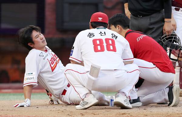 부상으로 쓰러진 최정. ⓒSSG랜더스