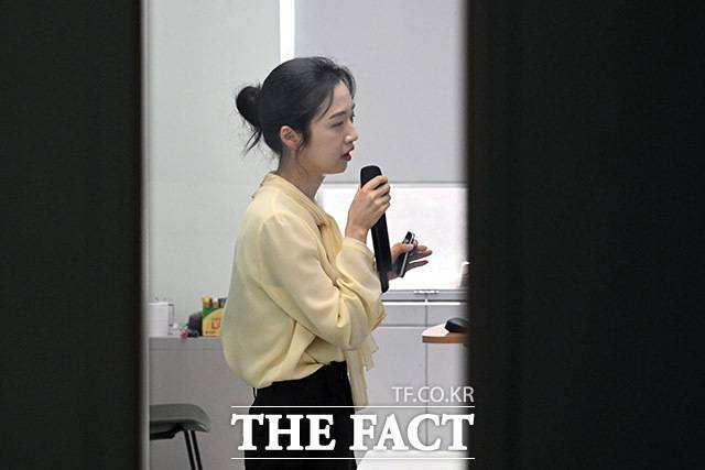 인천대학교 교수로 임용된 유승민 전 의원의 딸 유담 씨가 2일 오전 인천 연수구 인천대학교에서 강의를 하고 있다. /인천=남용희·박헌우 기자
